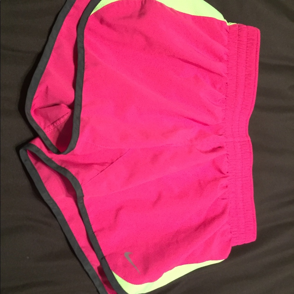 NIKE GIRLS SHORTS SIZE LARGE IN GIRLS